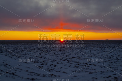 冬天寒冷的日出