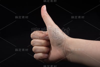 拇指向上的手孤立在黑色