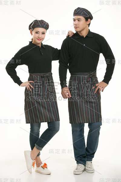 服务员穿着各种t恤站在白色的背景下