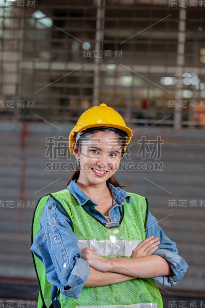 亚洲女工的肖像站在工厂双臂交叉
