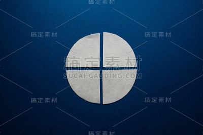 纸圆切成四部分