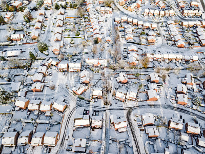 鸟瞰图，英国被雪覆盖的传统住宅郊区。