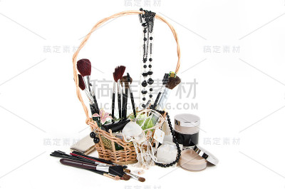 白色背景上的化妆品