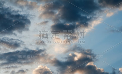 黑暗的多云的天空