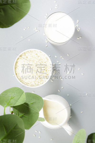灰色的桌子上放着米浆和米粒。拷贝空间，俯视图