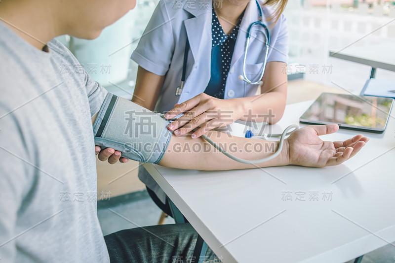 医生检查男性病人的血压和心率与数字压力表，心脏病学在医学和保健的概念