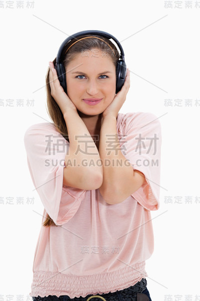 女人戴着耳机