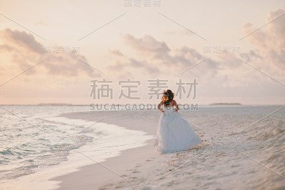 岛上海滩上美丽的新娘