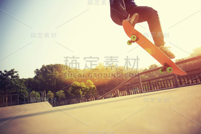 年轻女子在滑板公园玩滑板