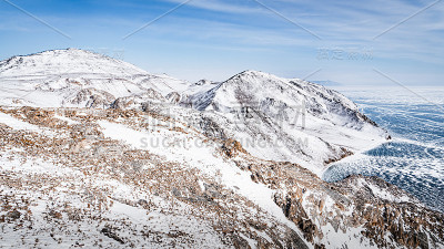 贝加尔湖海岸白雪覆盖的岩石