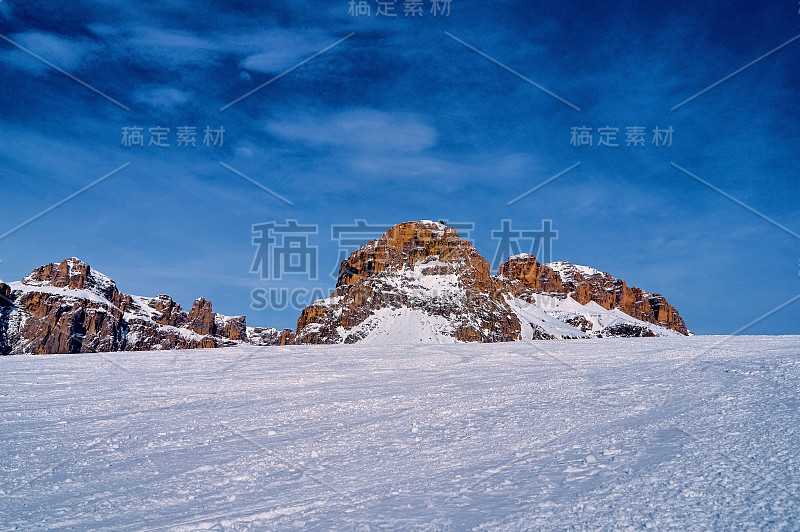 美丽的塞拉隆达全景-欧洲最大的滑雪旋转木马-滑雪四个最著名的通道在白云石(意大利)，非凡的雪峰白云石