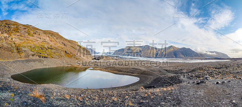 Vatnajoekull冰川在冰岛小冰川湖前深蓝色的永恒冰全景