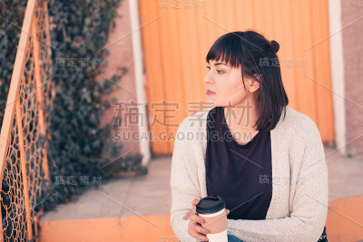 女孩在户外喝咖啡