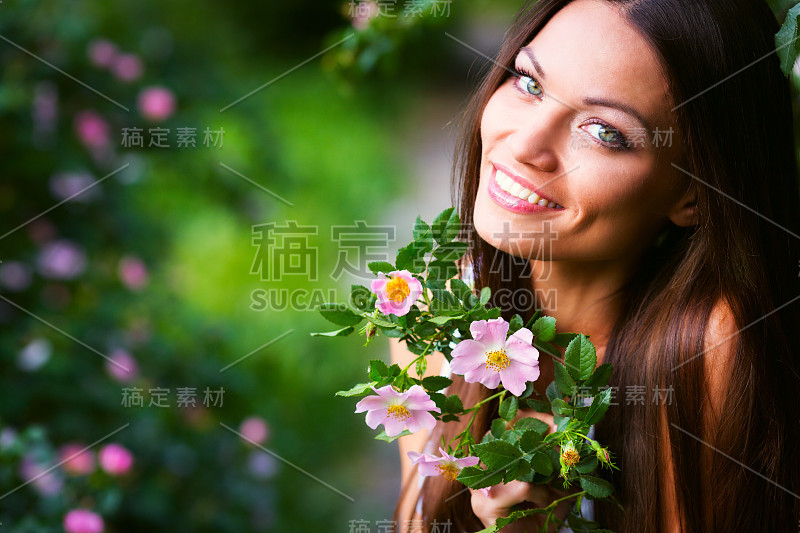 玫瑰花旁的女人