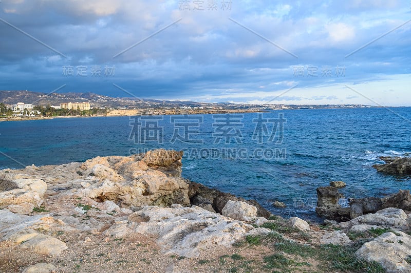 珊瑚湾是地中海沿岸傍晚日落时分。帕福斯区。塞浦路斯岛的野生自然