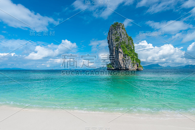 从泰国波达岛的白沙上可以看到大海和岩石的壮丽景色