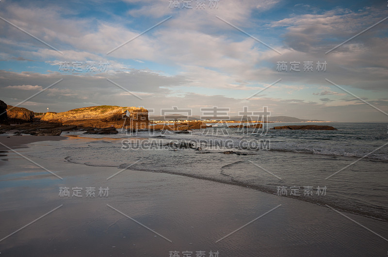 海岸线在西班牙大教堂的海滩上