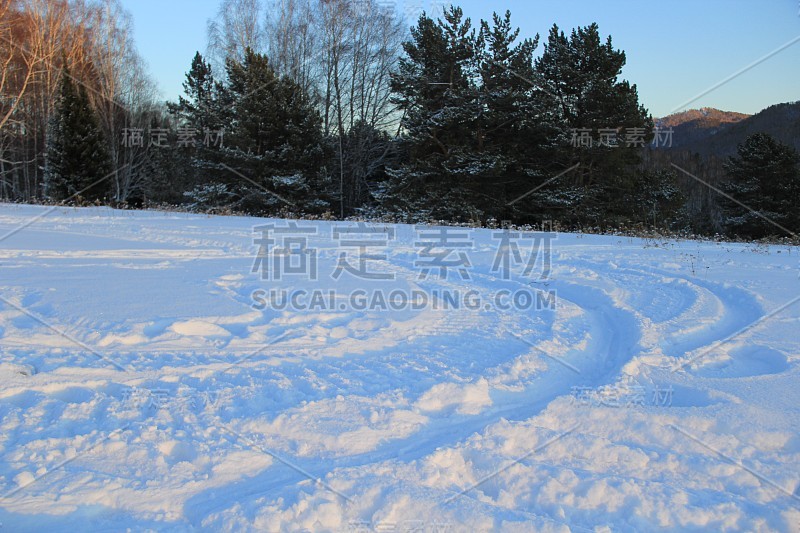 雪地里的脚印