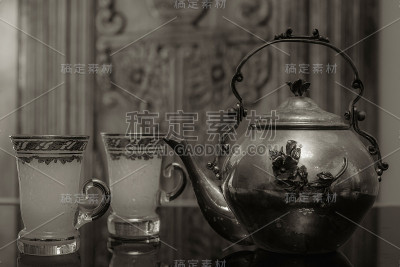 古董茶壶和玻璃杯