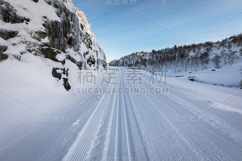 挪威塞兹达尔山上刚准备好的滑雪道