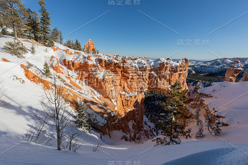 布莱斯峡谷冬季风景优美的天然桥