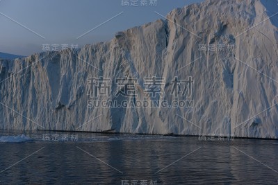 在北冰洋，格陵兰岛的巨大冰山