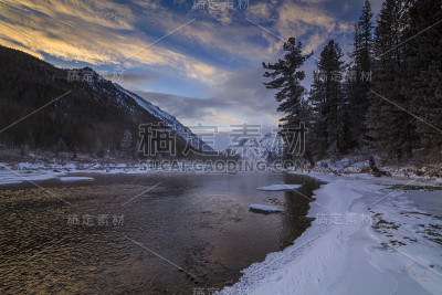 冬季的山景。