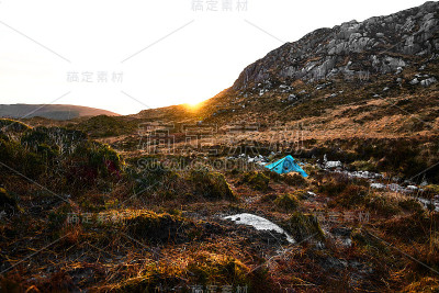 日落时分，在爱尔兰多尼戈尔的蓝叠山河边露营