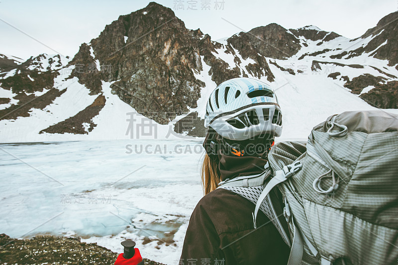 女人在山上徒步背包旅行生活方式生存概念冒险户外活动度假登山装备野生自然雪山