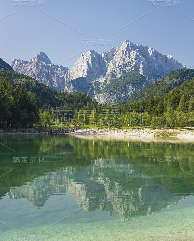 斯洛文尼亚Triglav国家公园Kranjska Gora村附近的湖泊和山脉