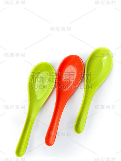 多色勺子的镜头。