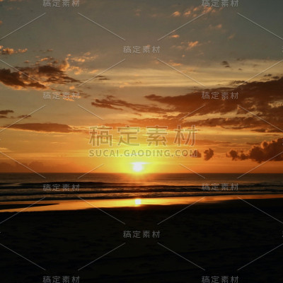 金色的日出与云彩倒映在大海上