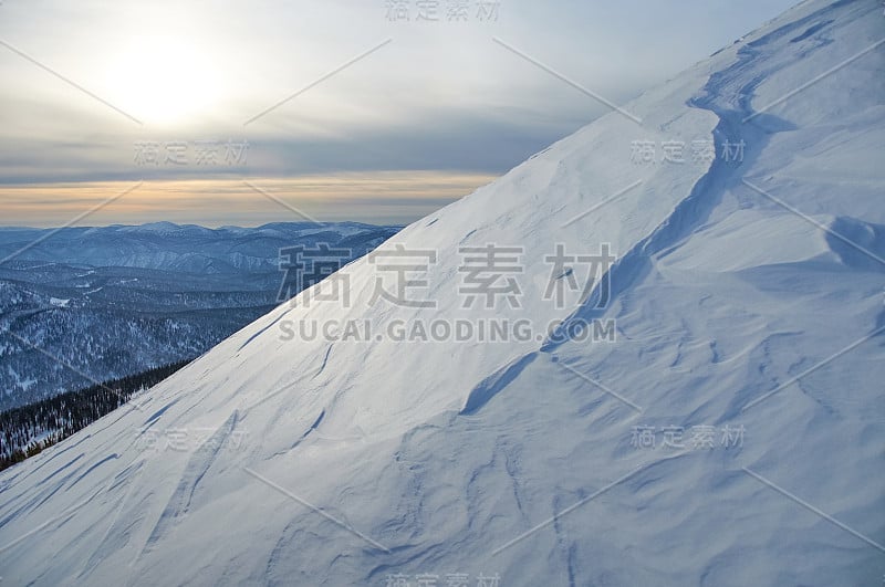 雪覆盖的山坡。徒步登山。