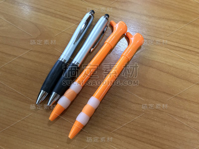 木桌上的钢笔