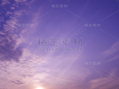 天空有戏剧性的多云日落和太阳