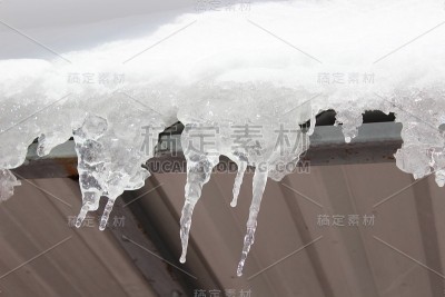 屋顶上有雪的冰柱，形状有趣