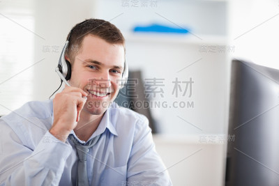 微笑呼叫中心座席与客户交谈