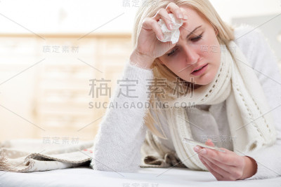 可爱的金发小女孩病得很重