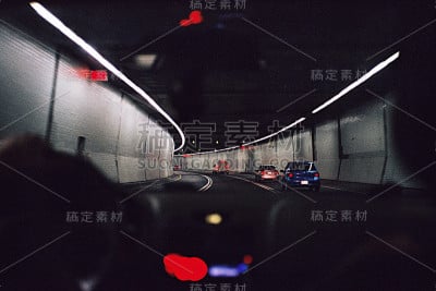 开车穿过隧道