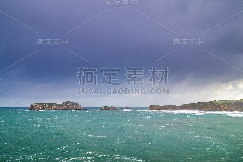 Bahia de Suances在暴风雨天与强大的波浪和戏剧性的天空