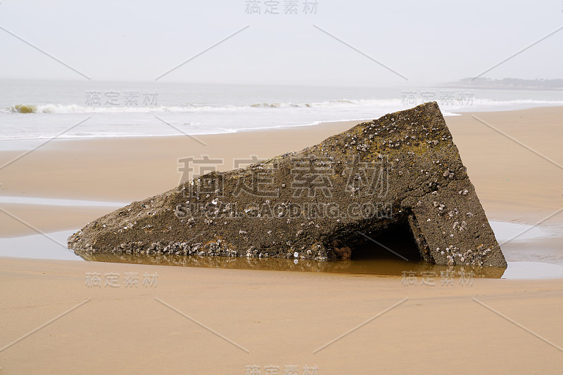 法国木屋在大西洋海岸的海水沙滩上建造木屋