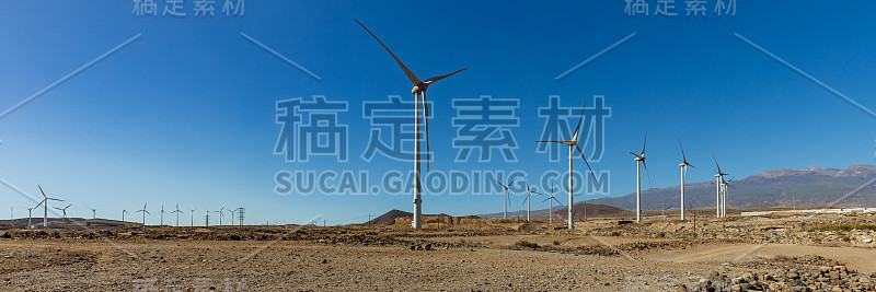 超宽的风力发电站全景图。海岸附近的一排涡轮机。风电场生态场。以蓝天为背景的Eolic公园。绿色、生态