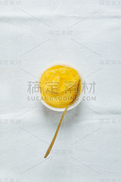 在一个小碗里放柠檬凝乳和一个金茶匙。