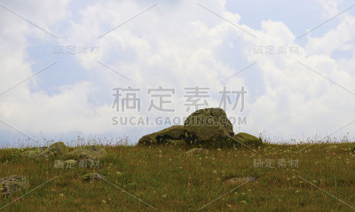 天空下的石头