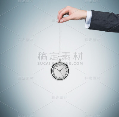 手上拿着一个表链的怀表