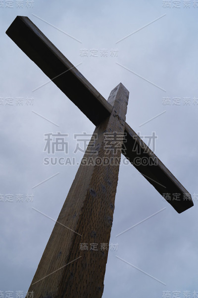 高耸的十字架
