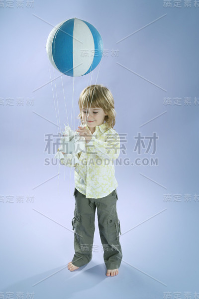 漂亮的男孩和玩具