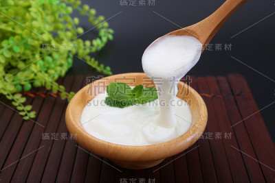 我加了一颗薄荷的里海酸奶