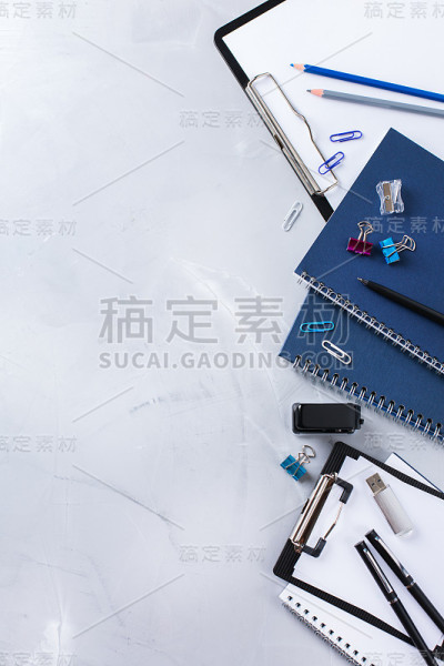 各种学校用品，蜡笔，笔