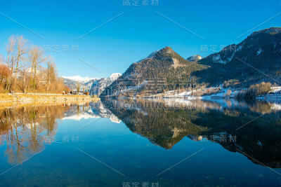 奥地利的Grundlsee湖，美丽的风景山和树倒影在水中，奥地利的阿尔卑斯山在冬天